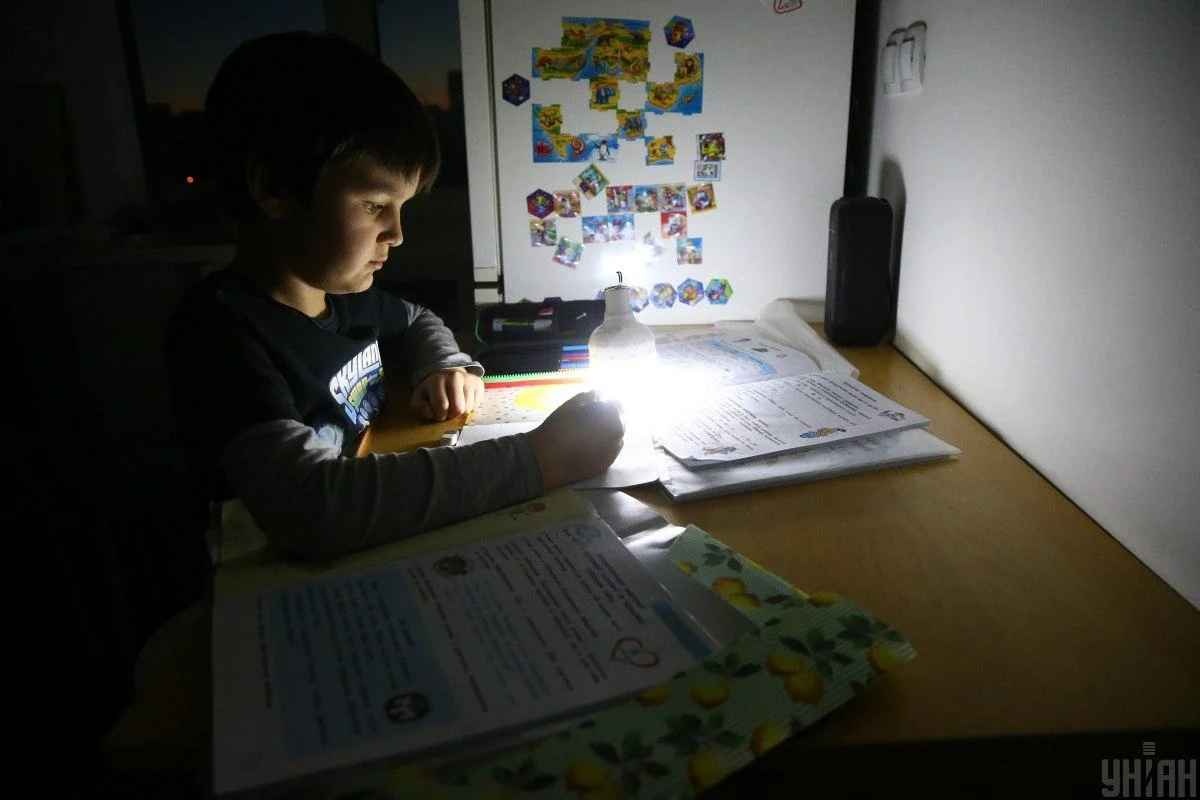 Українців закликають економніше витрачати електрику: як допомогти енергетикам
