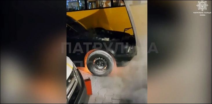 В Киеве на АЗС загорелся автомобиль: водитель в салоне этого даже не заметил
