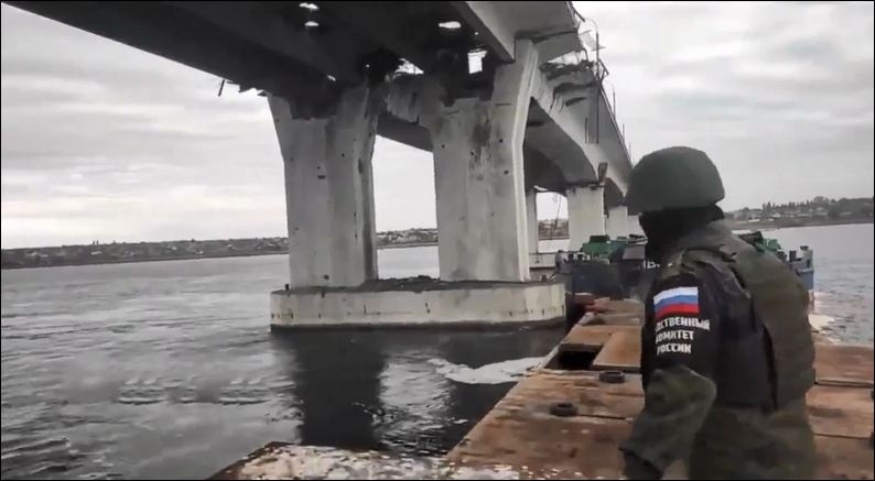 Антонівський міст із космосу: одна з барж окупантів затонула