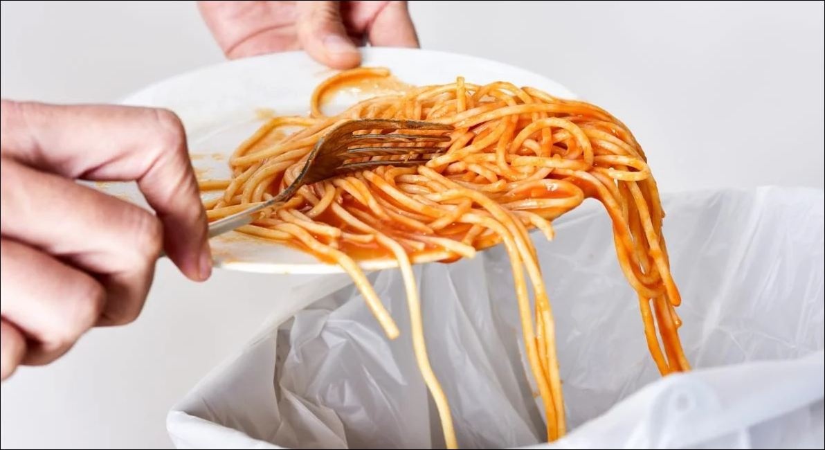 Почему еду не стоит выбрасывать в мусорное ведро: 4 правила, о которых никто не знал