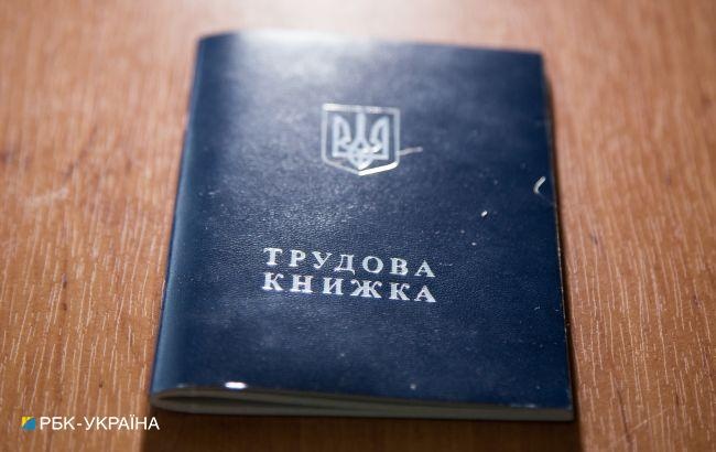Посредникам запретили брать плату за услуги по трудоустройству украинцев за границей