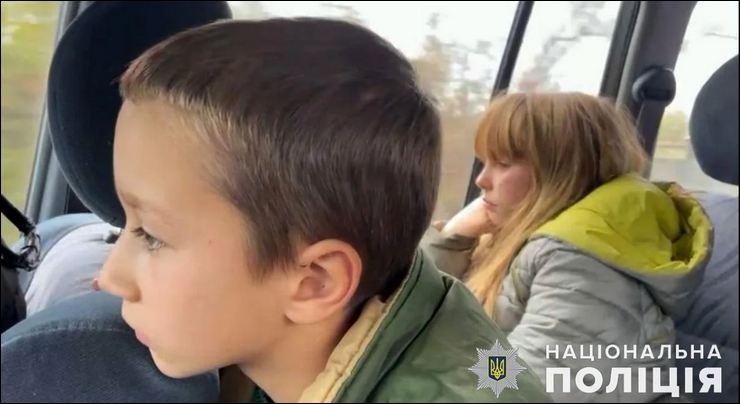 Дивом вижили, але залишилися сиротами: на Донеччині евакуювали двох дітей