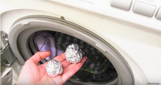 Навіщо фольгу класти у пралку: хитрість досвідчених господинь для прання синтетики
