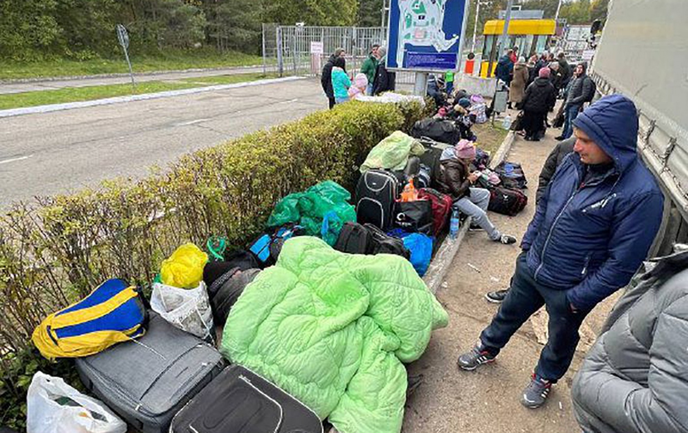 Гуманітарна катастрофа: сотні українських біженців мерзнуть на кордоні РФ із ЄС