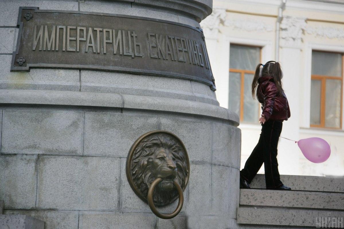Дальше только демонтаж: в Одессе на статую Екатерины II надели колпак палача