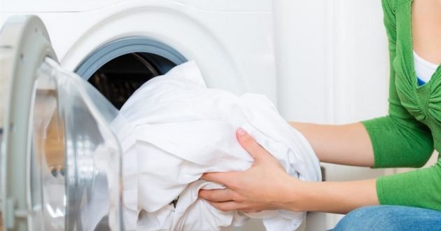 Навіщо сіль додавати під час прання: не всі господині про це знають