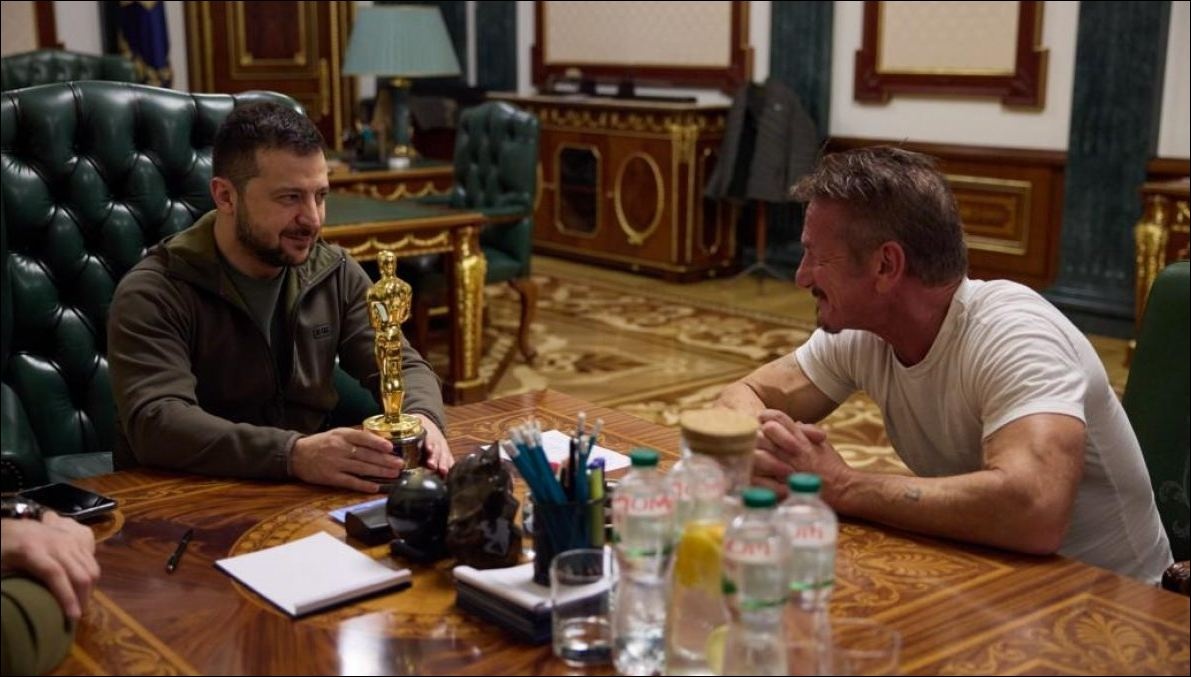 Зеленский получил "Оскара": актер Шон Пенн передал президенту Украины свою награду