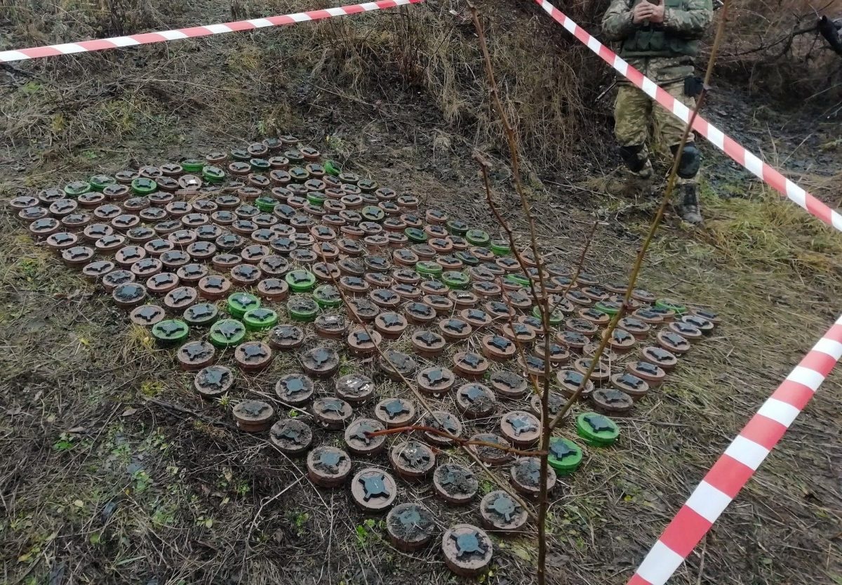 Четыре работника дорожной службы подорвались на мине в Харьковской области
