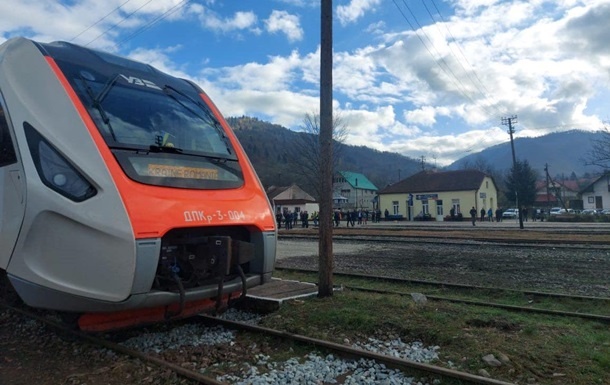 По восстановленной железной дороге в Карпатах прошел первый поезд в Румынию