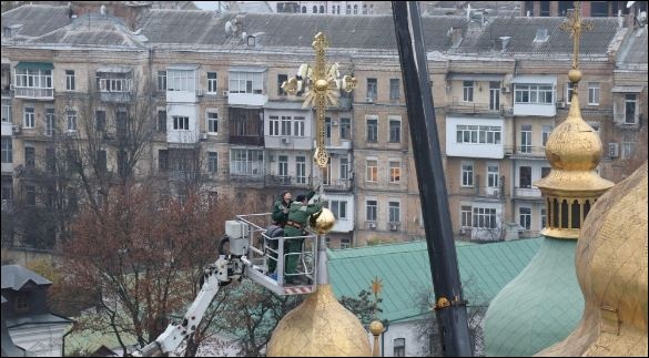 На Софии Киевской установили крест, который сорвал ураган перед вторжением оккупантов
