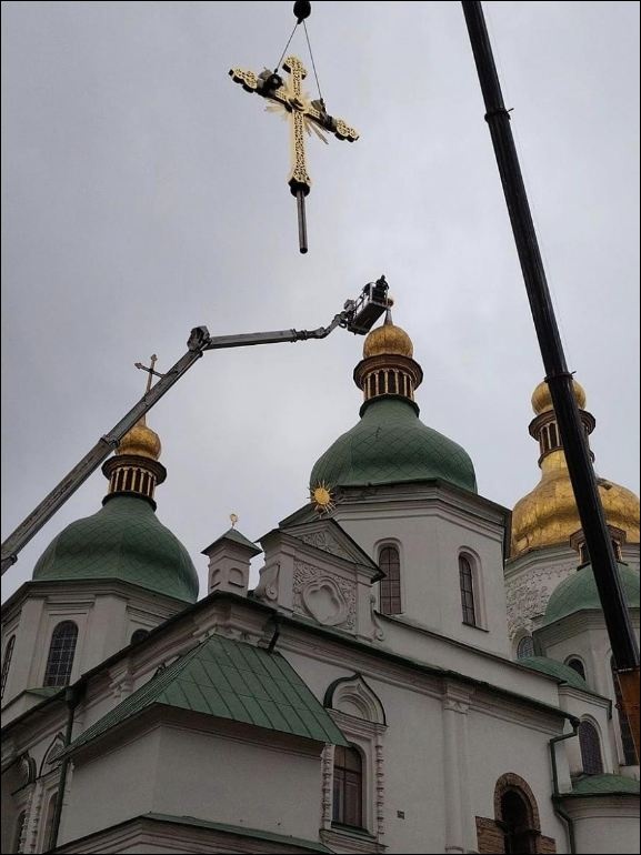 На Софії Київській встановили хрест