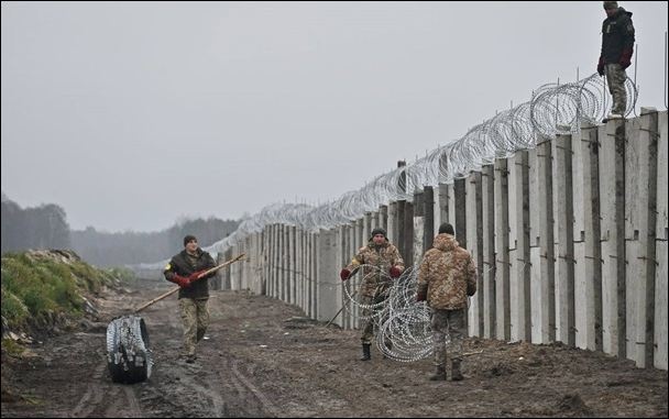На границе Украины с Беларусью возводят стену