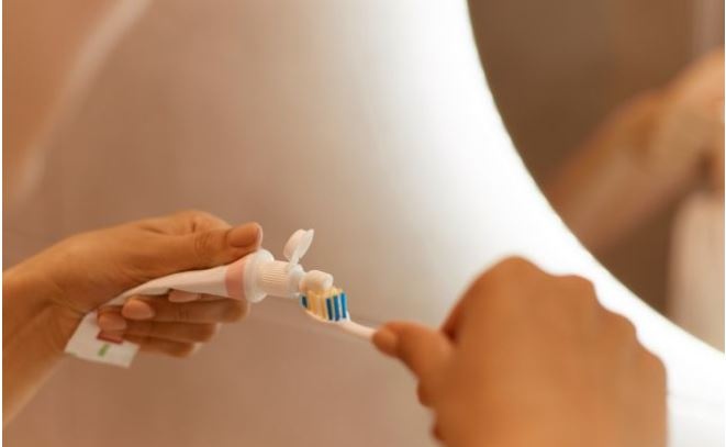 Нужно ли смывать пасту после чистки зубов: стоматолог удивила ответом