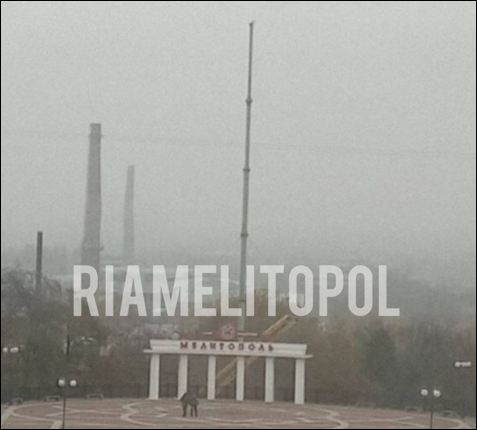 На головній площі у Мелітополі зник російський прапор