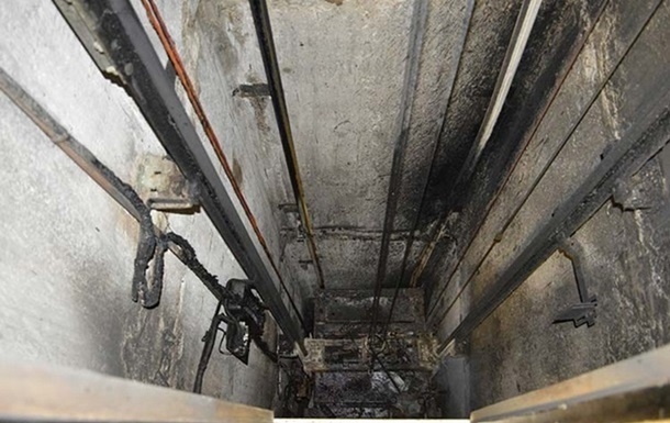 Отключение света в Киеве: мужчина упал в шахту лифта