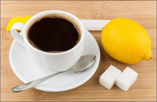 Зачем в кофе добавлять ломтик лимона: гарантируется невероятный результат