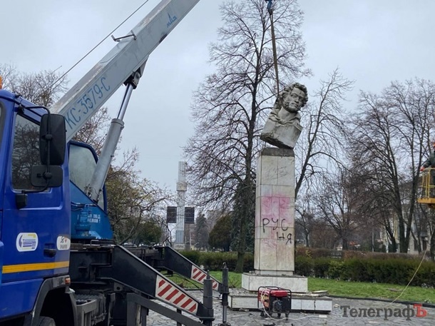 В Кременчуге демонтировали памятник Пушкину