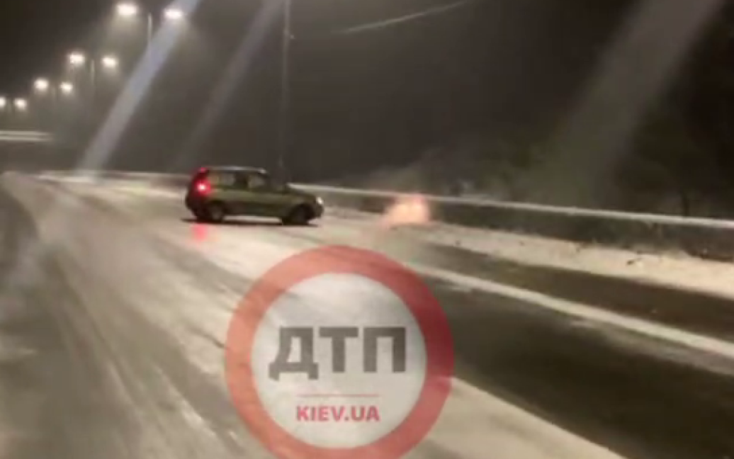 Сплошной лед не оставляет шансов: в Киеве на Окружной разбились с десяток автомобилей