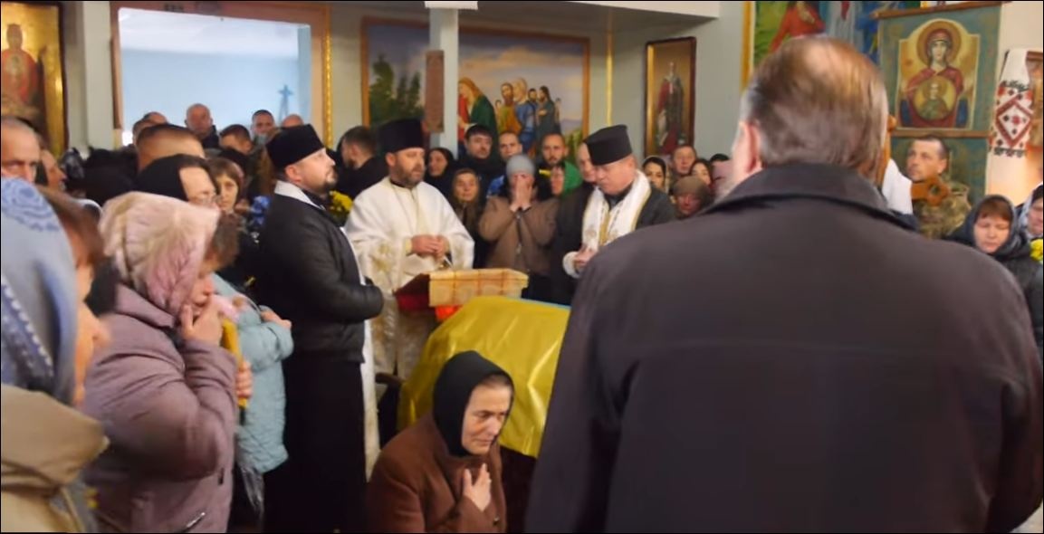 Мати благала на колінах: на Хмельниччині священик МП не дозволяв заспівати загиблого на фронті героя