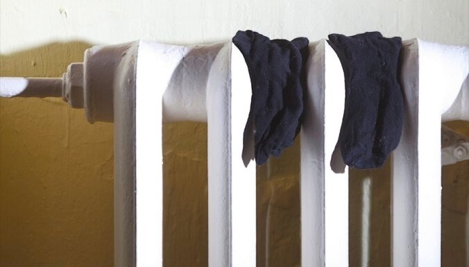 Чому не варто сушити одяг на батареї: що кажуть досвідчені господарки