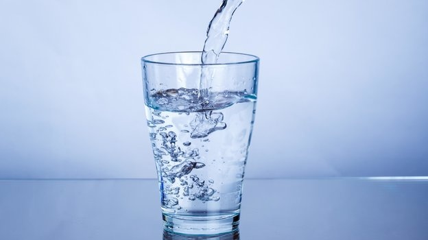 Рекомендация выпивать 8 стаканов воды в день, скорее всего, ошибочна - ученые