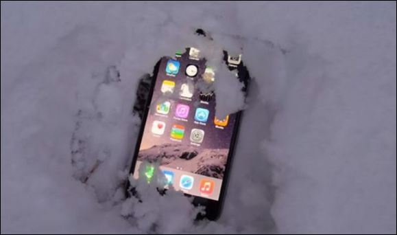 Як "воскресити" телефон, якщо він упав у сніг
