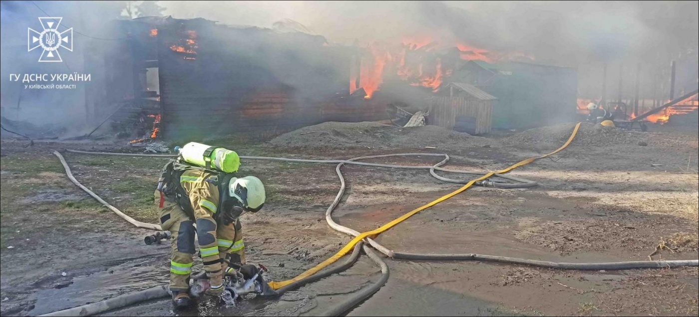 Під Ірпенем згоріло 450 квадратів господарських будівель, бо власник не дозволив рятувальникам набрати води