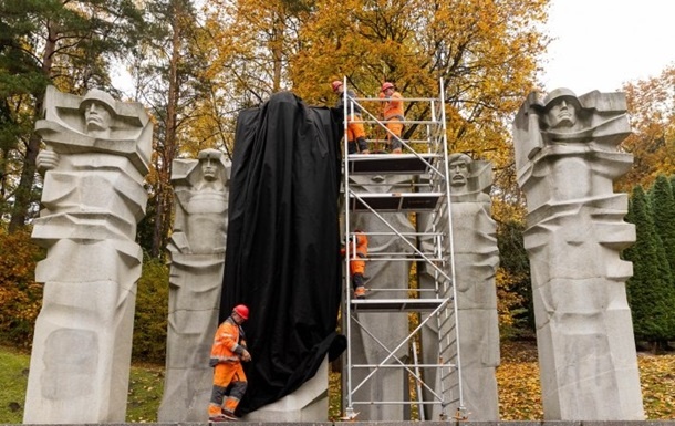 У Вільнюсі розпочали демонтаж скульптур радянських воїнів