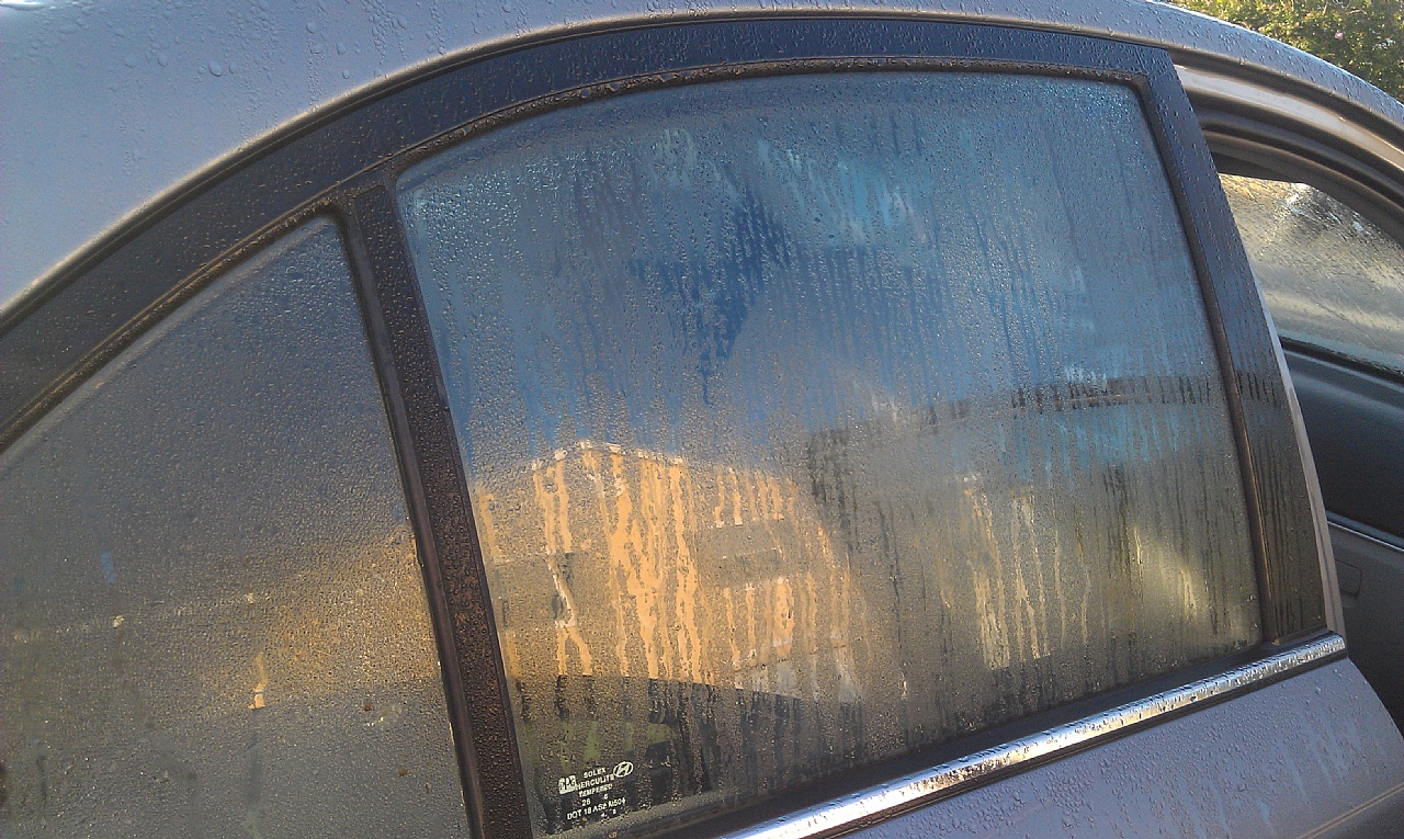 Може створювати додаткову небезпеку: як позбавитися конденсату на вікнах авто