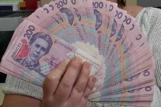 Украинцам будут раздавать по 6 тысяч 660 гривень: кто сможет получить