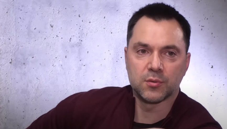"Мы едем в стеночку": Арестович заявил о надвигающейся революционной ситуации