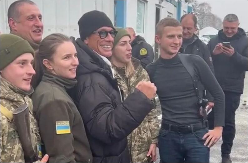 Жан-Клод Ван Дамм оказался в окружении украинских военных