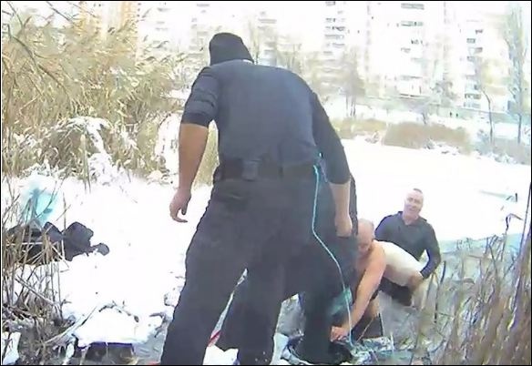 Выгул собаки закончился ледяным купанием: полиция спасла женщину и животное