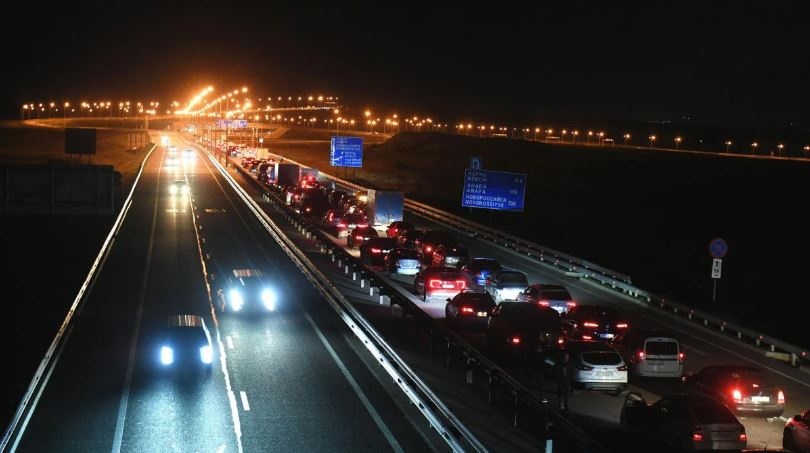 З Криму зафіксовано масову втечу: сотні машин застрягли в пробці біля мосту