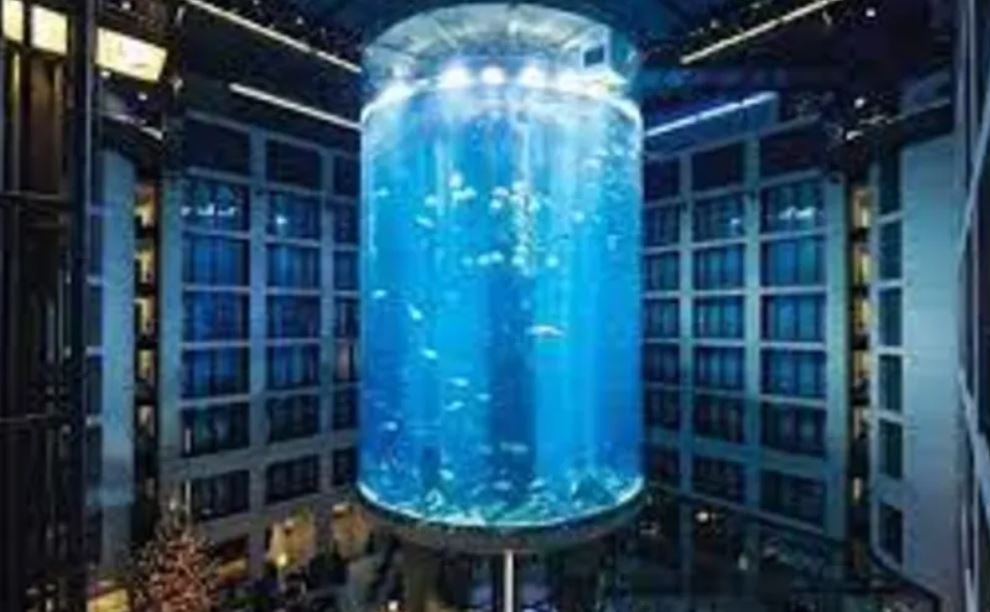 В Берлине развалился самый большой в мире  аквариум с миллионом литров воды