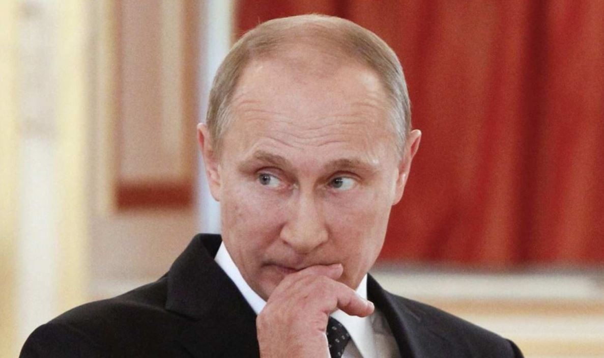 Кусает губы и глотает слова: физиогномист объяснил разительное изменение поведения Путина