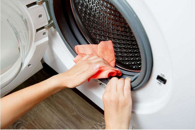 Открыть или закрыть: что делать с дверцей стиральной машины после стирки