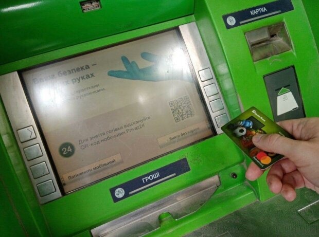 Списывают, но не выдают деньги с карт: клиенты массово жалуются на банкоматы