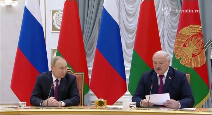 Путин добирался к Лукашенко окольными путями: карта полета