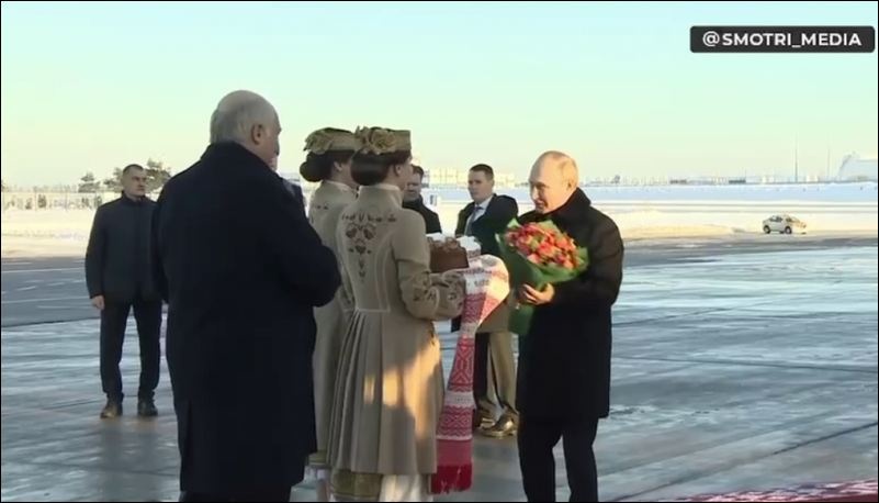 "Поспішав до дівчат": Путін мало не впав з трапу літака в Білорусі