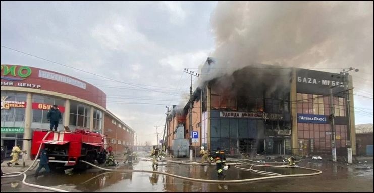 У РФ горить торговий центр: пожежа охопила велику площу