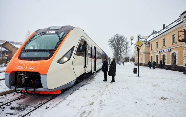 "Укрзализныця" на период новогодних праздников запустила еще один поезд в Карпаты