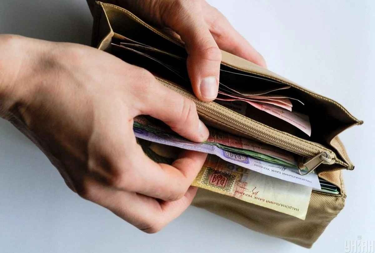 Мінімальна зарплата у 2023 році: скільки грошей платитимуть українцям