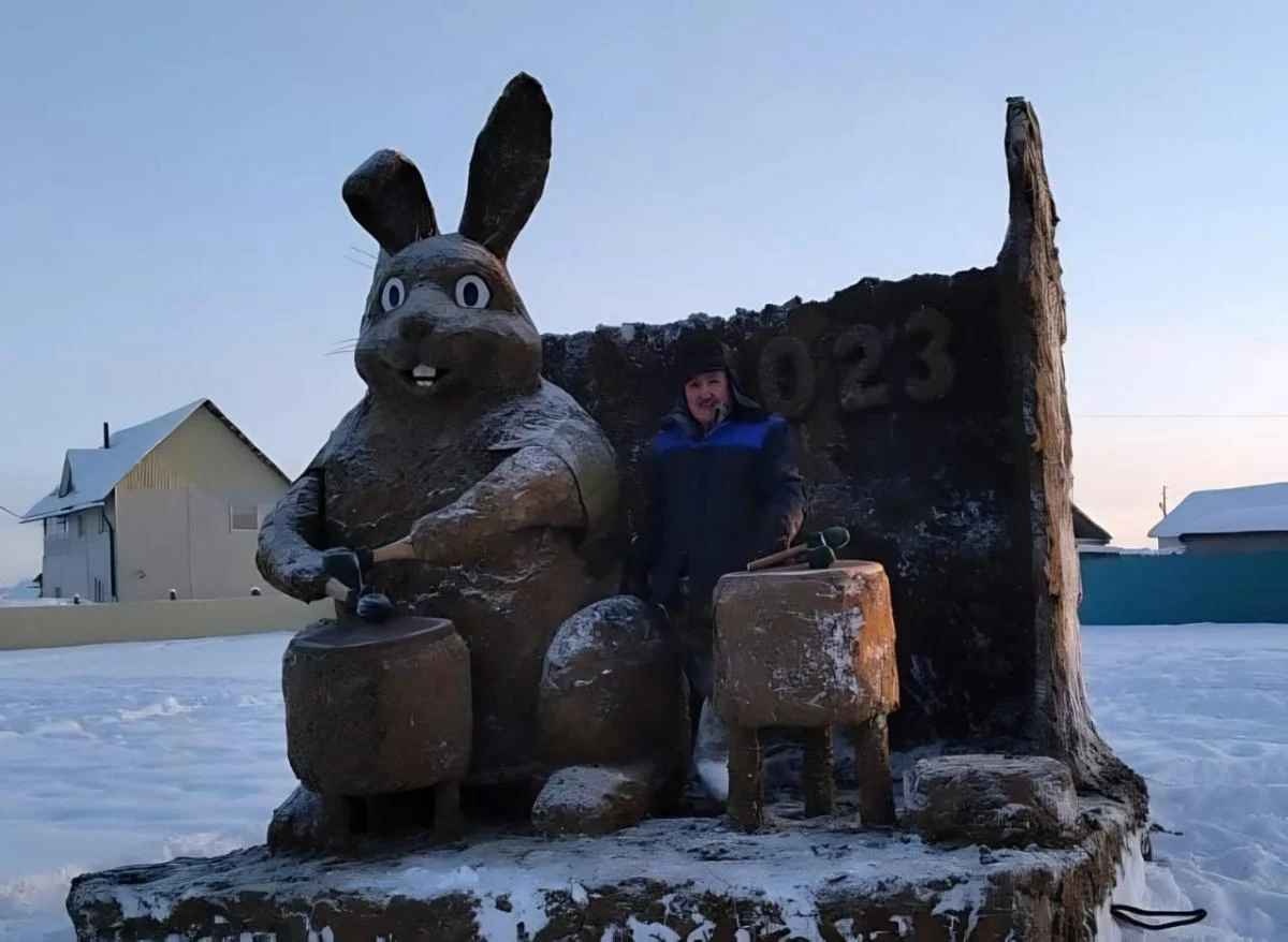 Встреча Нового года в России: скульптор ради праздника изваял кролика из навоза