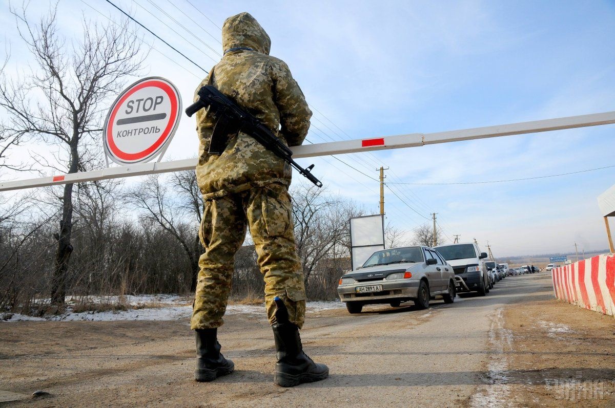 На границе вновь образовались очереди из автомобилей и автобусов: названа причина