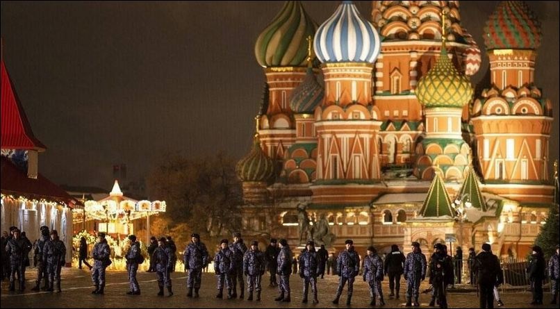 "Ще не вмерла Україна, если мы гуляем так", – москвичі у Новий рік танцювали під Сердючку