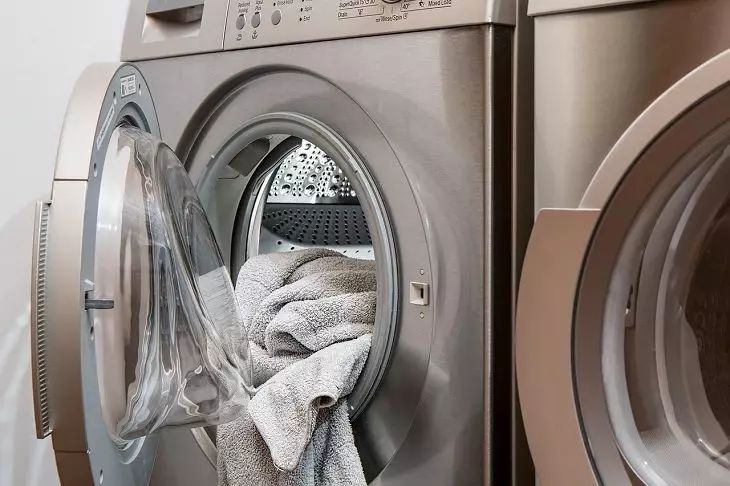 Названо 3 помилки, які сильно шкодять пральній машині