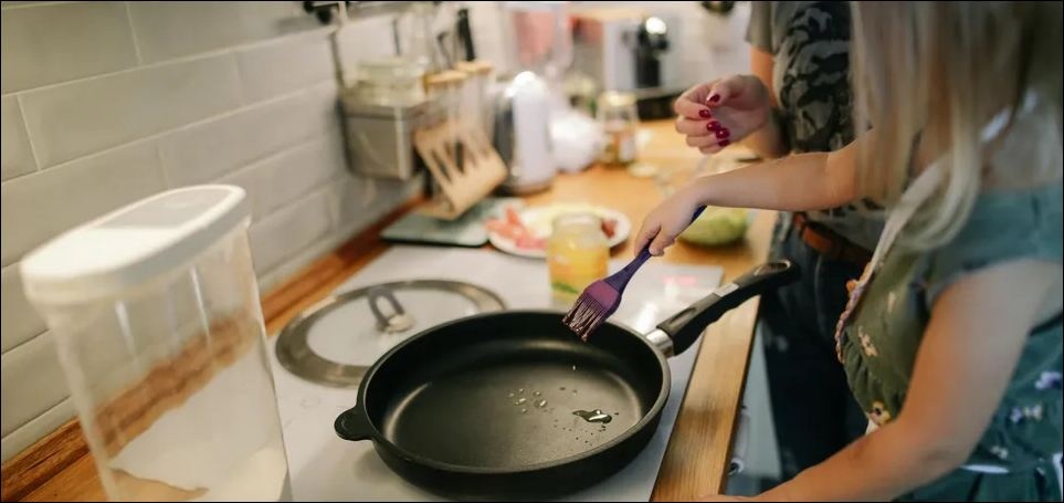 Как убрать нагар со дна кастрюли или сковородки: четыре простых способа