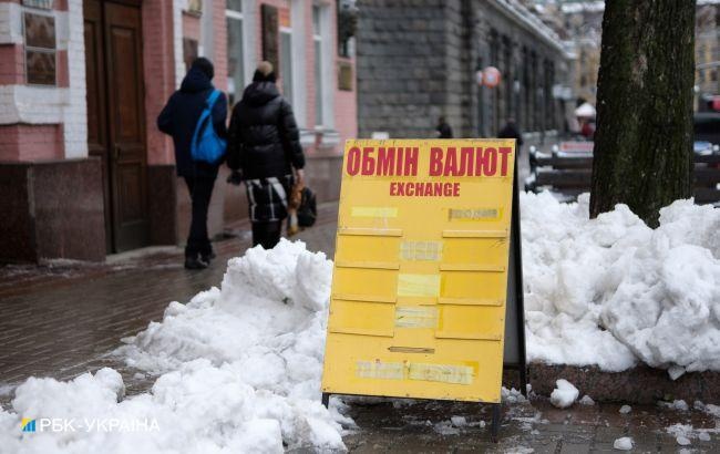 Украинцы нарастили покупку валюты в банках в конце года