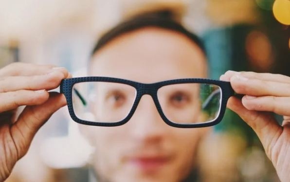 Що категорично не можна робити з окулярами: головні правила протирання скла